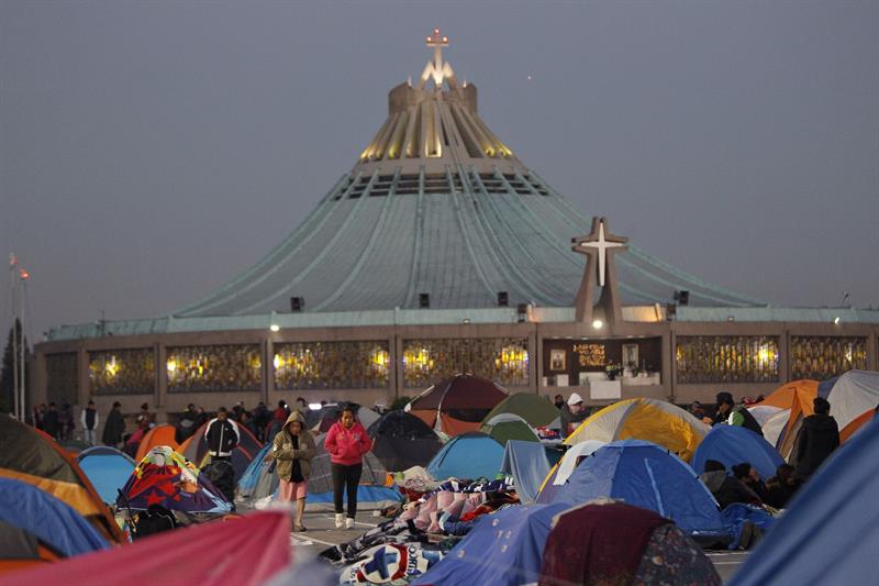 Peregrinos acampan en la Basílica de Guadalupe para la conmemoración a la virgen morena en Ciudad de México.