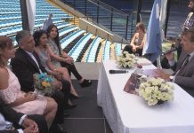 Doce parejas cumplen su sueño de casarse en la Bombonera