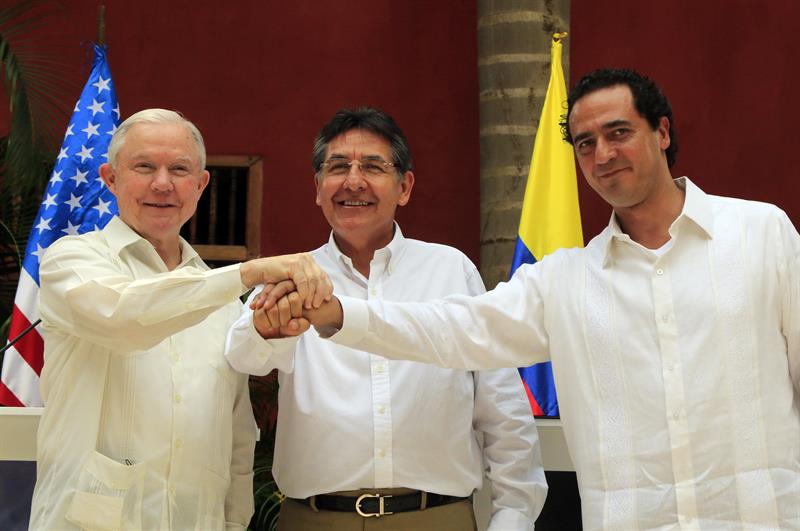 El fiscal general de los Estados Unidos, Jeff Sessions (i); el fiscal general de Colombia, Néstor Humberto Martínez (c), y el procurador general de México, Alberto Elías Beltrán (d), estrechan sus manos al finalizar la Cumbre Trilateral Contra el Crimen Organizado Transnacional entre Colombia, México y Estado Unidos, en Cartagena.