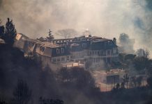 Una gran mansión en Bel-Air está rodeada de humo debido a un gran incendio hoy, miércoles 6 de diciembre de 2017, en Bel Air, California