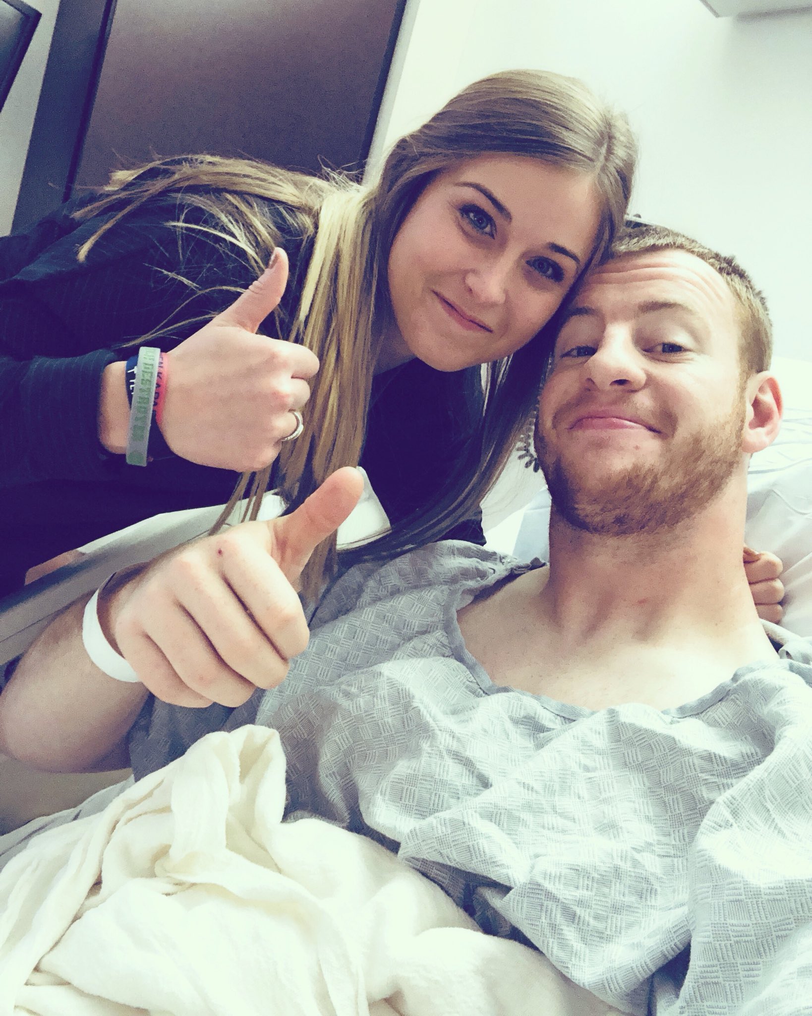  El mariscal de campo estelar de los Eagles de Filadelfia, Carson Wentz, super&oacute; hoy con &eacute;xito la operaci&oacute;n de rodilla izquierda a la que fue sometido en Pittsburgh.