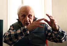 Del "Granma" al exilio, el guerrillero cubano que le dijo "vas mal" a Fidel El cubano Cesar Gómez durante una entrevista en Bogotá.