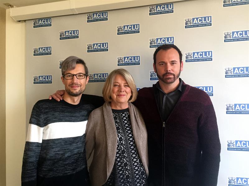 David Mullins (i) y su pareja Charlie Craig (d), acompa&ntilde;ados de la madre de Charlie, Debbie Munn (c).