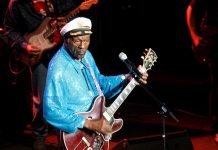 De Chuck Berry a Jerry Lewis, las estrellas que se apagaron en 2017 El compositor y guitarrista estadounidense Chuck Berry durante un concierto en el auditorio de Castellón.