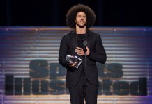 El mariscal de campo Colin Kaepernick recibe el Premio Legado Muhammad Ali. (foto twitter @Kaepernick7)