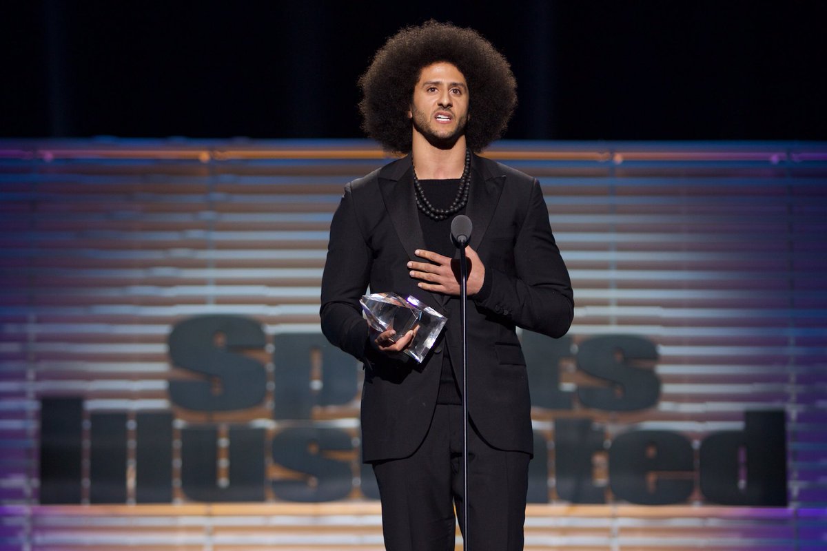 El mariscal de campo Colin Kaepernick recibe el Premio Legado Muhammad Ali. (foto twitter @Kaepernick7)