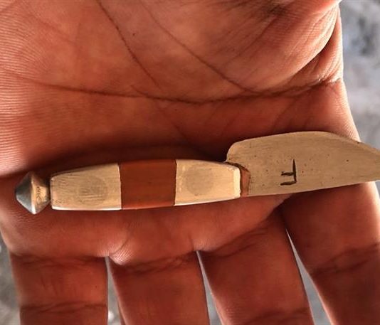 Detalle de un cuchillo en la comunidad de las Ánimas en la Paz, Baja California Sur.