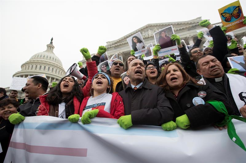 El representante democr&aacute;tico de Illinois, Luis Guti&eacute;rrez (c-d), se une a una protesta para manifestar apoyo al paso de la Ley DREAM 