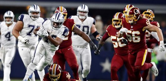 El jugador de los Dallas Cowboys Alfred Morris (L) en acción contra el jugador de los Washington Redskins D.J. Swearinger (d) durante un partido de la Liga Nacional de Fútbol Americano (NFL).