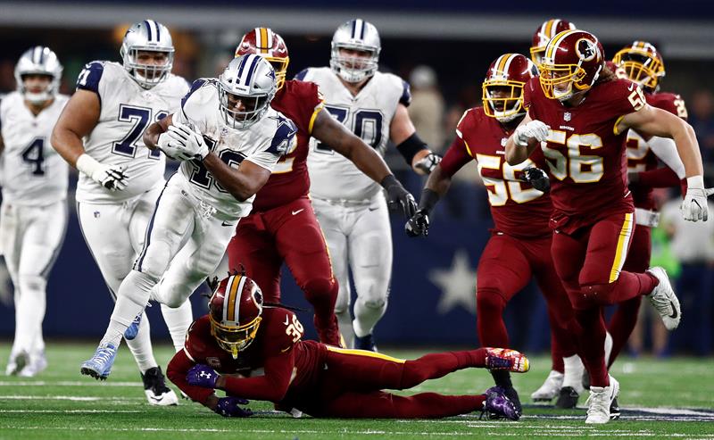 El jugador de los Dallas Cowboys Alfred Morris (L) en acción contra el jugador de los Washington Redskins D.J. Swearinger (d) durante un partido de la Liga Nacional de Fútbol Americano (NFL).