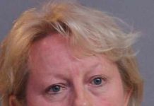 Darlene Bradley, alcaldesa de Davenport, fue arrestada por usar permisos de estacionamiento de discapacitados ya fallecidos. (foto twitter @ClaytorReports)