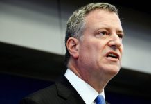 De Blasio en Iowa BILL DE BLASIO EN IOWA NY1 hizo una encuesta y encontró que 57 por ciento no creen deba postular a la presidencia. Entre estos están los miembros del sindicato de Policías, que fueron hasta Des Moines a protestar contra él.