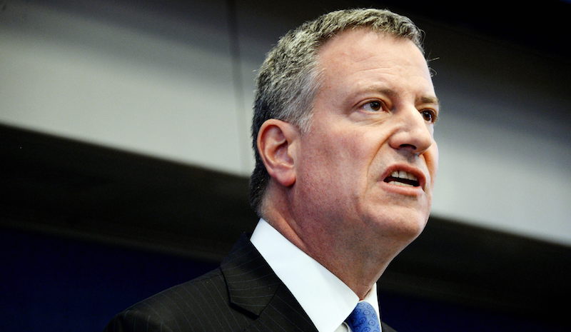 Bill de Blasio, calificó que la medida "es cruel y pone en peligro a 200.000 salvadoreños y sus familias". (foto archivo)