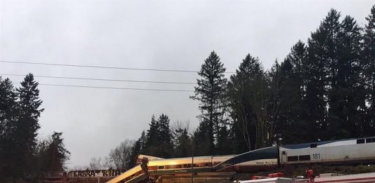 El tren Amtrack 501 tras descarrilar y caer sobre la autopista interestatal 5 cerca de Olympia, en el estado de Washington.