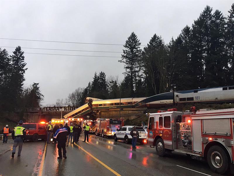 El tren Amtrack 501 tras descarrilar y caer sobre la autopista interestatal 5 cerca de Olympia, en el estado de Washington.