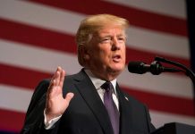 Donald Trump, vinculó hoy una solución migratoria para los 800.000 jóvenes indocumentados conocidos como "dreamers" o "soñadores" a la financiación en el Congreso para construir el muro con México, y puso así a los demócratas entre la espada y la pared. (foto archivo)