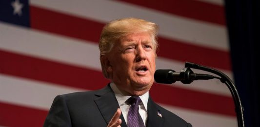 Donald Trump, arremetió hoy de nuevo contra los medios de comunicación, esta vez por la que calificó como "denigrante" cobertura de la reforma fiscal.