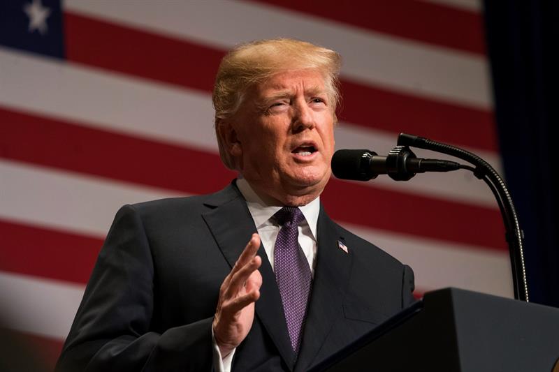 Donald Trump, arremetió hoy de nuevo contra los medios de comunicación, esta vez por la que calificó como "denigrante" cobertura de la reforma fiscal.