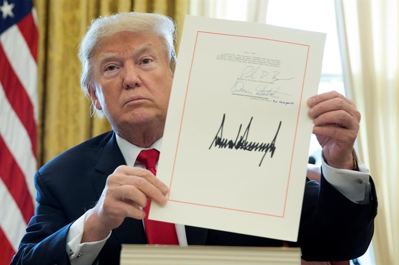 Donald Trump, tras firmar la ambiciosa reforma fiscal que incluye notables recortes de impuestos para empresas y trabajadores, en el despacho Oval de la Casa Blanca en Washington DC.