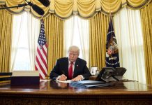 Donald Trump, durante la firma de la ambiciosa reforma fiscal.