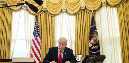Donald Trump, durante la firma de la ambiciosa reforma fiscal.
