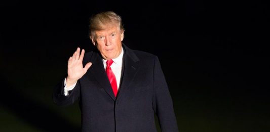 Donald Trump, inició sus vacaciones de fin de año en su club de golf en West Palm Beach. (foto archivo)