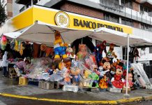 El 2017, a las hogueras en Ecuador Un puesto de venta de muñecos o monigotes de "Año Viejo" en Quito.