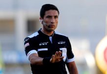Eduardo Gamboa puede perder la categoría de la FIFA por error en partido Vallenar-Melipilla. (foto twitter)