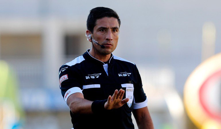 Eduardo Gamboa puede perder la categor&iacute;a de la  FIFA por error en partido Vallenar-Melipilla. (foto twitter)