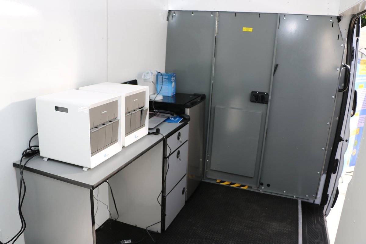 La Embajada de los Estados Unidos en El Salvador entreg&oacute; hoy equipo m&eacute;dico para la detecci&oacute;n de casos de tuberculosis en las c&aacute;rceles. (foto twitter @NoticieroHechos)