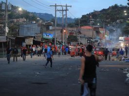 Manifestantes se enfrentan con la policía durante una concentración en Honduras.