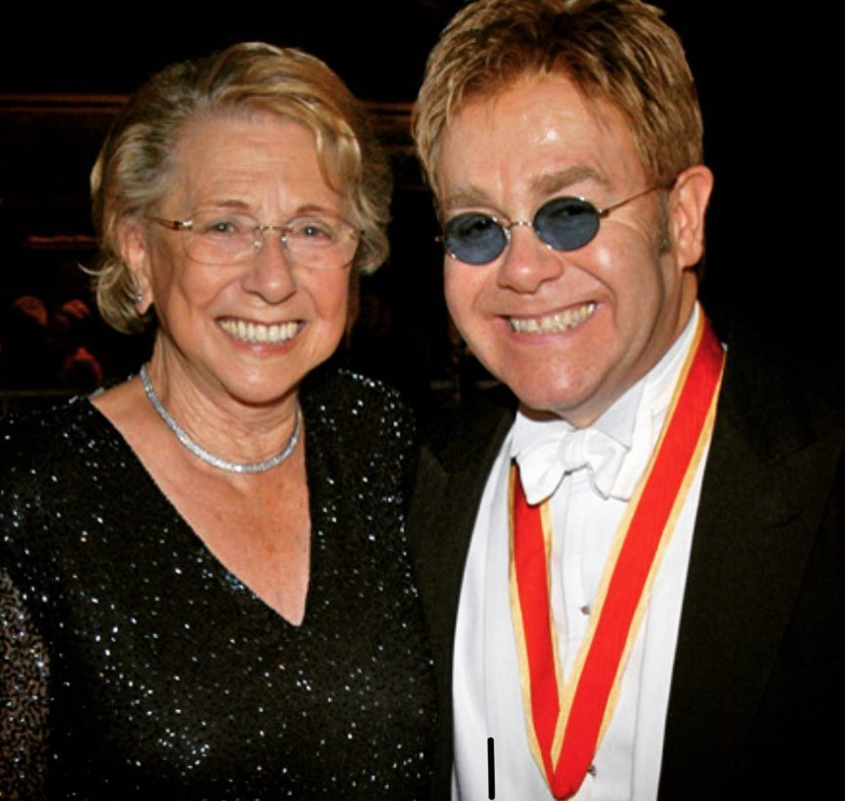 Elton John está "conmocionado" por la muerte de su madre, Sheila Farebrother, solo unos meses después de que ambos se hubieran reconciliado tras años de distanciamiento. (foto twitter @eltonofficial)