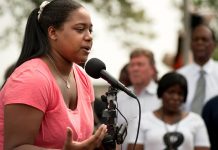 La activista Erica Garner, hija del afroamericano Eric Garner, quien murió asfixiado por un policía tras ser detenido en 2014 en Nueva York.