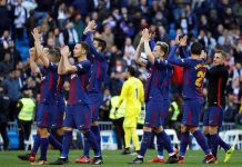 Los jugadores del FC Barcelona aplauden al término del partido frente al Real Madrid, correspondiente a la jornada 17 de Liga en Primera División, que ha finalizado con victoria del Barcelona por 0-3.