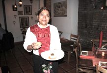 Chef Olga Cabrera presenta en Nueva York la auténtica cocina Mixteca La Chef Olga Cabrera muy emocionada de presentar por primera vez en Café Frida de Nueva York, la auténtica cocina mixteca, sostiene un Nicuatole con nopalitos en almíbar y una pequeña jícara con whisky de maíz Pierde Almas Ancestral.