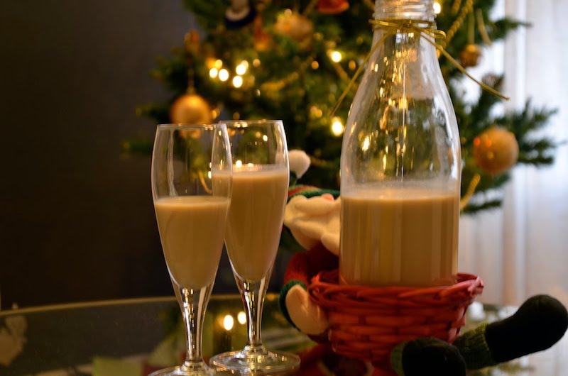 Chile tiene una variedad muy especial de bebida navide&ntilde;a conocida como Cola de Mono, preparada&nbsp;con leche, az&uacute;car, canela y caf&eacute;, cuyo origen es el ponche, rompope, ron popo o romp&oacute;n llegado de Espa&ntilde;a.
