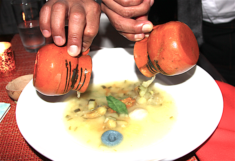 Uno de los platos tradicionales mixtecos presentados por la Chef Olga Cabrera en Caf&eacute; Frida es la &ldquo;Sopa de Guayas&rdquo;. Guayas es el nombre original de la flor de calabaza, que es comestible, delicada, colorida y vers&aacute;til en cocina. Entre los ingredientes de la sopa est&aacute; el ma&iacute;z tierno o elote, calabacita, cosechados en la milpa, el sistema de agricultura ancestral de Mesoam&eacute;rica.