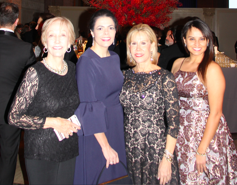 La gala anual de la SUSCC, congregó a cerca de trescientos representantes del mundo financiero, empresarial, diplomático y cultural, de Estados Unidos y de España. Encontramos a un grupo de damas liderado por Gail Smith, Presidente de Impacto Latino. Ellas son (De Izq. a Der.) Jane Otto; Chele Chiavacci, Farley-Partner Mistral Capital; Gail Smith y Ana Bermudez, CEO - TagIt.