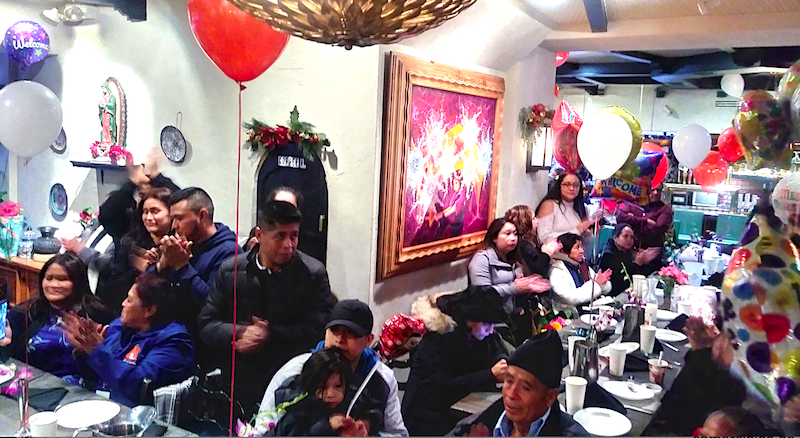 Una toma parcial de la recepci&oacute;n a los padres de Morelos que llegaron a Nueva York, en la que se aprecia parte de las m&aacute;s de ciento treinta personas congregadas para tan especial ocasi&oacute;n, que se movilizaron desde Nueva Jersey, Connecticut, Pennsylvania y otros puntos.