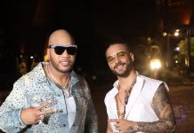 El rapero estadounidense Flo Rida y el cantante colombiano de trap Maluma mientras posan en el rodaje de la canción, "Hola".
