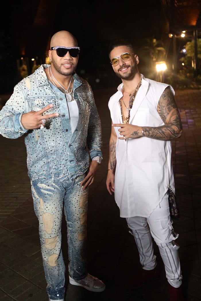 El rapero estadounidense Flo Rida y el cantante colombiano de trap Maluma mientras posan en el rodaje de la canción, "Hola".