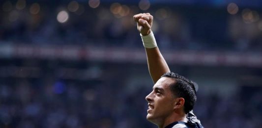 El jugador Rogelio Funes Mori de Rayados de Monterrey celebra una anotación ante Monarcas de Morelia hoy, domingo 3 de diciembre de 2017