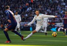El delantero portugués del Real Madrid, Cristiano Ronaldo (d), intenta controlar el balón ante el defensa del FC Barcelona, Gerard Piqué (i), durante el partido de la jornada 17 de Liga en Primera División.