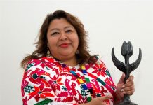 Graciela Pérez recibe Tulipán por Derechos Humanos en Holanda La mexicana Graciela Pérez recibiendo el Tulipán por los Derechos Humanos, un premio anual otorgado por el Gobierno holandés.