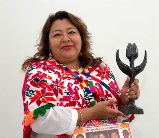 Graciela Pérez recibe Tulipán por Derechos Humanos en Holanda La mexicana Graciela Pérez recibiendo el Tulipán por los Derechos Humanos, un premio anual otorgado por el Gobierno holandés.