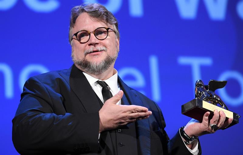 Guillermo del Toro con su Le&oacute;n de Oro por la pel&iacute;cula "La forma del agua" durante el Festival de Cine de Venecia.
