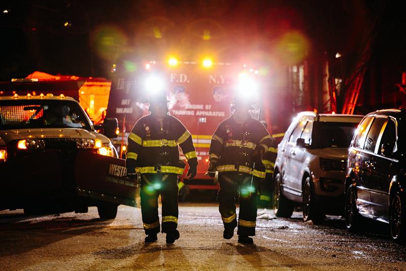 Bill de Blasio, afirm&oacute; hoy que el incendio que anoche caus&oacute; la muerte de doce personas, cuatro de ellas menores, pudo deberse a un accidente por una estufa de cocina con la que estaba jugando un ni&ntilde;o.