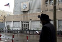 Trump rompe el consenso mundial al reconocer a Jerusalén como capital israelí Un judío ultraortodoxo revisa su móvil mientras pasa delante de la Embajada de Estados Unidos en Tel Aviv (Israel)