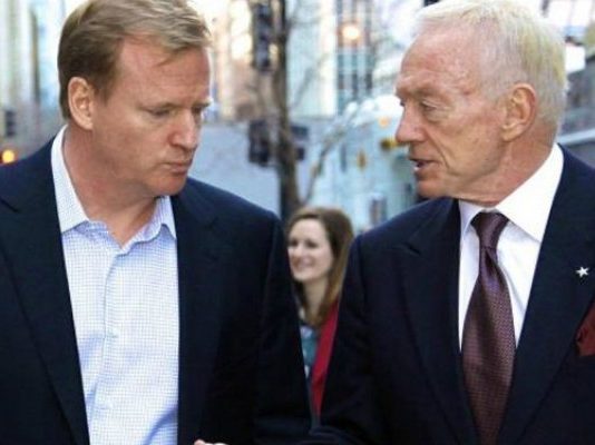 Jerry Jones no estuvo de acuerdo en darle más dinero a Roger Goodell El dueño de los Cowboys de Dallas, Jerry Jones, se negó y luchó por que no se le incrementase el salario al comisionado de la Liga Nacional de Fútbol Americano (NFL), Roger Goodell, en el nuevo contrato, no garantizado, que se le ha dado.