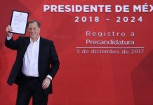 Meade se registra como precandidato único del PRI a la Presidencia de México Fotografía cedida hoy, domingo 3 de diciembre de 2017, por el Partido Revolucionario Institucional (PRI), del exministro José Antonio Meade mientras muestra su registro como precandidato, en Ciudad de México (México)